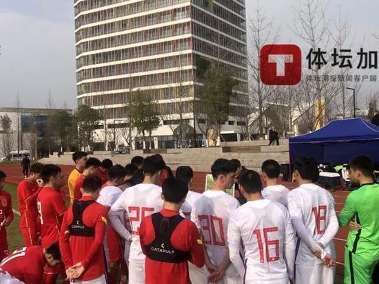 走出餐厅，抬眼望去，冬日的天色总是黑得格外早。